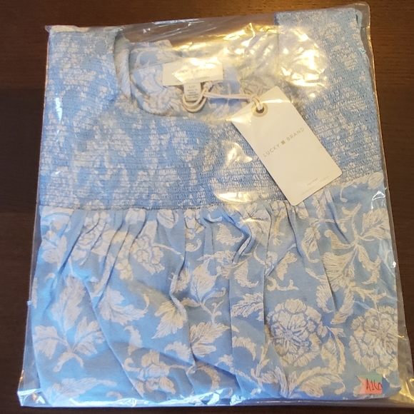 Lucky Brand smocked t-shirt. Small. - Picture 5 of 10